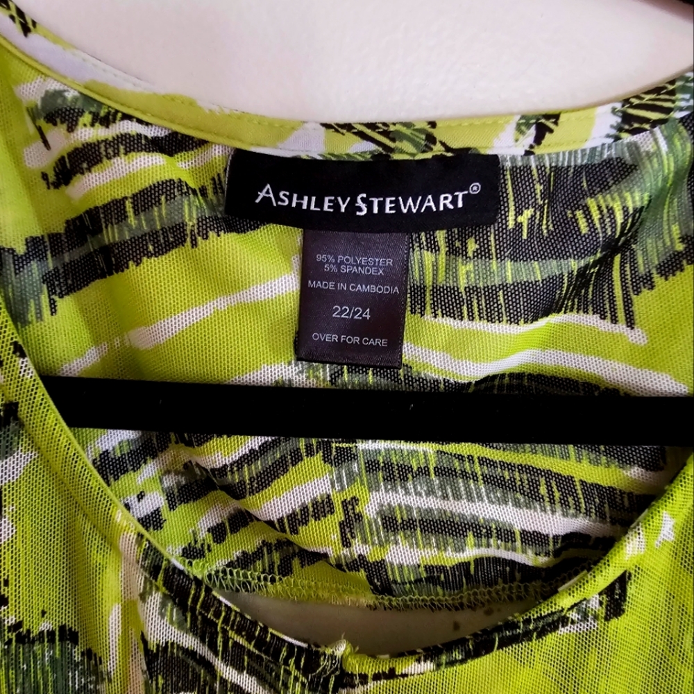 Ashley Stewart 22 Beautiful flowing short sleeve blouse / top with some length.
